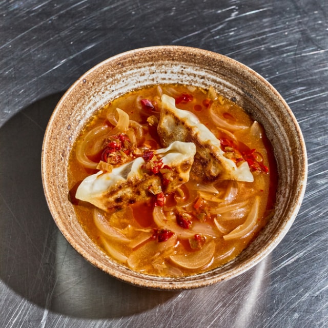 Uiensoep met kimchi en gyoza